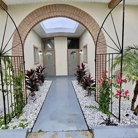 3Br 2Ba, Duplex ,Great Location Villa
